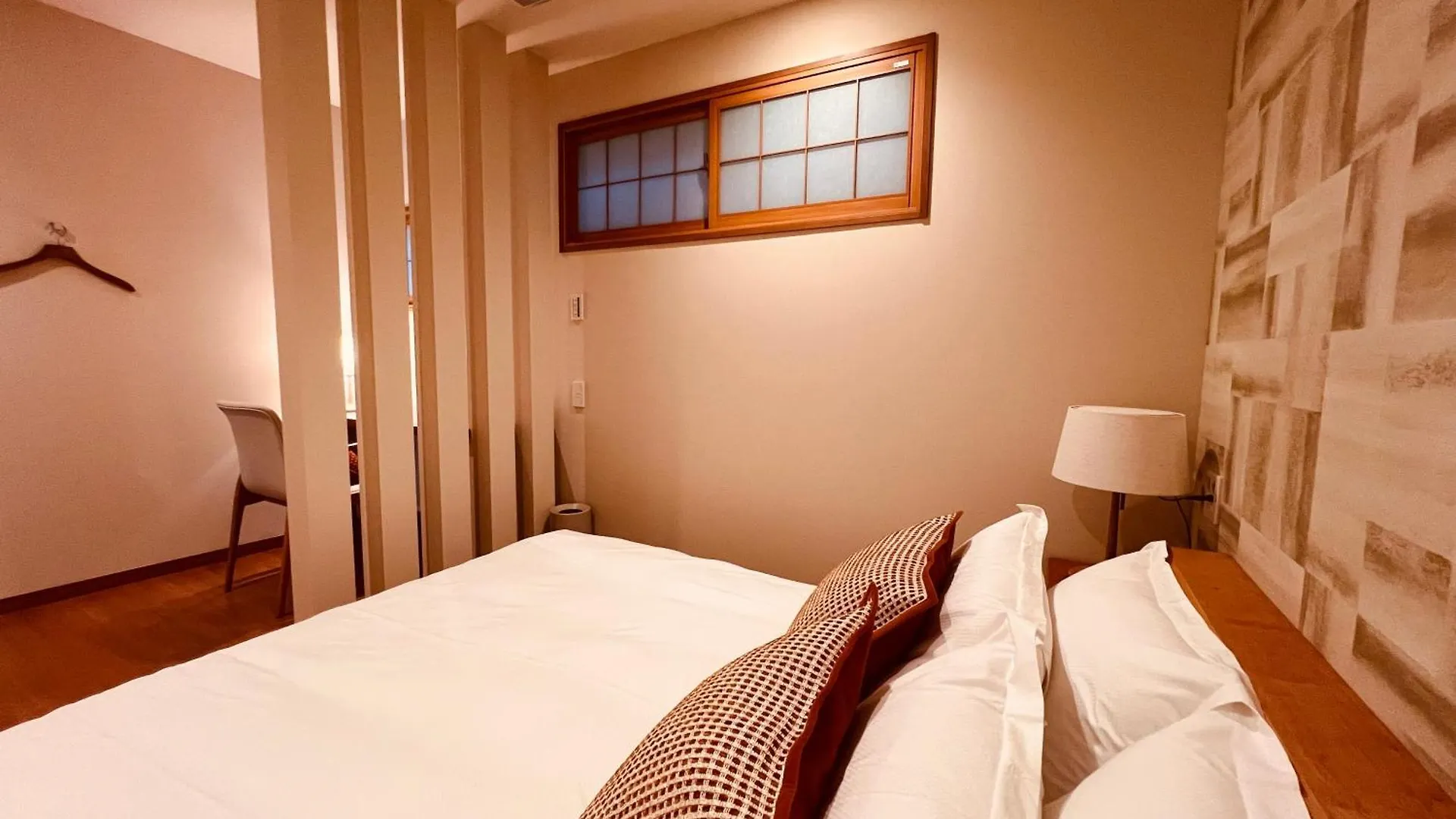 Hakukou Uromuro Kyōto 0*,  Japan